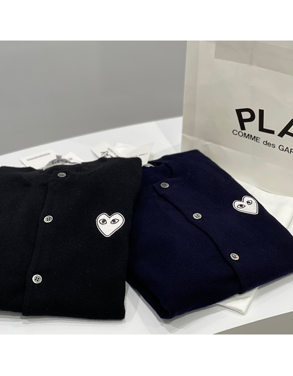 (WOMENS) COMME DES GARCONS PLAY WHITE HEART WOMENS CADIGAN (NAVY)