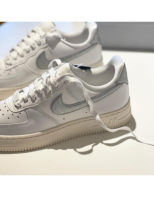 NIKE WMNS AIR FORCE 1 LOW SILVER SWOOSH