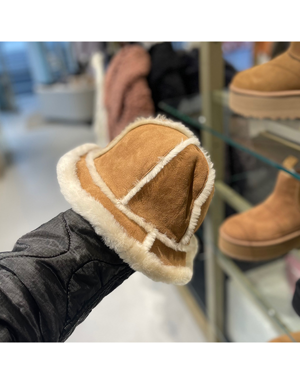 UGG SHEEPSKIN SPILLSEAM BUCKET HAT