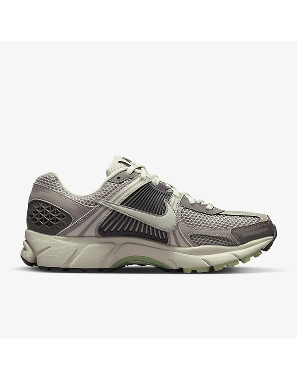 NIKE WMNS ZOOM VOMERO 5 COBBLESTONE